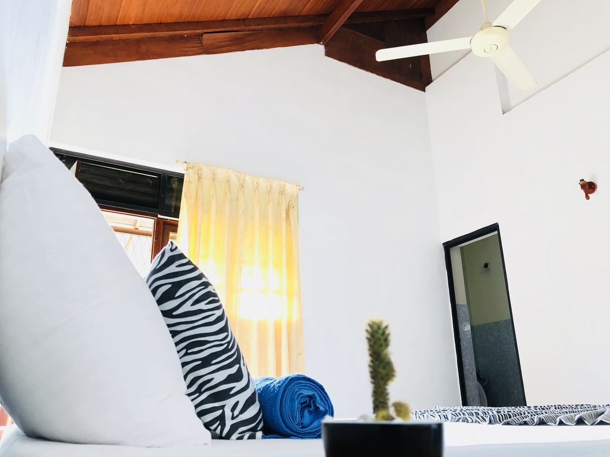 Trip "N" Chill Hostels Colombo Airport Катунаяка Экстерьер фото